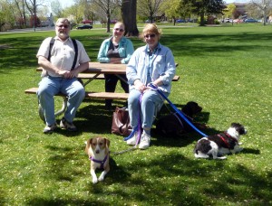 Jer, Felicity, Pam and the dogs enjoy a few hours in the park.